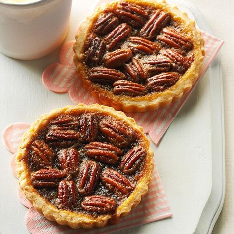 Maple Pecan Tarts Pecan Tart Recipe, Mini Thanksgiving Desserts, Pecan Tarts Recipe, Spicy Desserts, Maple Desserts, Pecan Tart, Mini Pie Recipes, Pecan Pies, Pecan Tarts