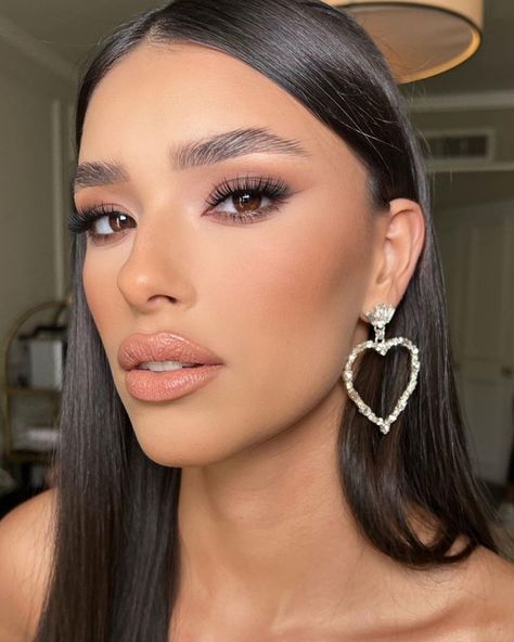 Nikki Wolff Makeup, Bridesmaid Makeup Navy Dress, Soft Glam Makeup Brunette Brown Eyes, Bridal Makeup Inspo Brown Eyes, Makeup For Forest Green Dress, Cool Tone Bridal Makeup, Wedding Makeup Dark Hair, Makeup Looks Classy, Makeup With Lashes