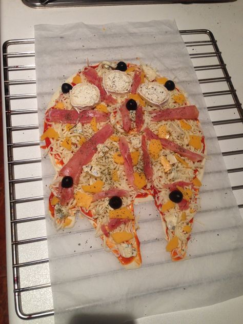 Star Wars Dinner. The Pizza Falcon Star Wars Pizza Ideas, Star Wars Dinner Food, Star Wars Inspired Food, Space Themed Dinner, Star Wars Pizza, Star Wars Dinner, Star Wars Food Ideas, Themed Dinner Ideas, Star Wars Recipe