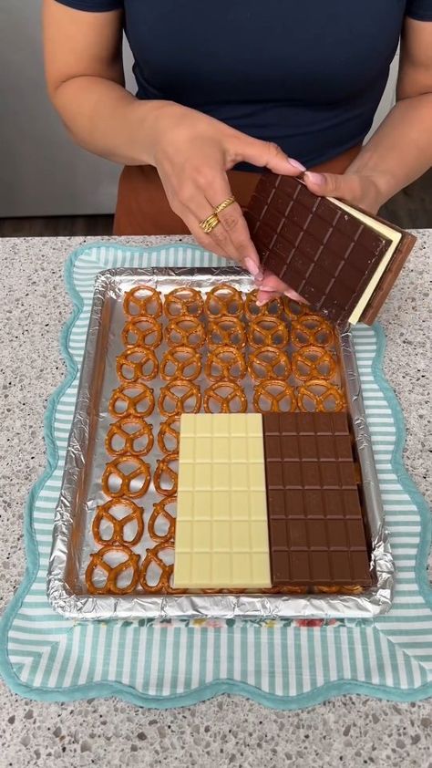 cookingyumm | Chocolate Pretzel Bark 🍫🥨 You will need: Mini pretzels chocolate bars (white, milk, dark) your choice candies, chocolates, any toppings... | Instagram Chocolate Pretzel Bark, Chocolate Pretzel Bars, Pretzel Bark Recipes, The Shaba Kitchen, Pretzels Chocolate, Offset Spatula, Pretzel Bark, Easy Christmas Candy Recipes, White Chocolate Pretzels