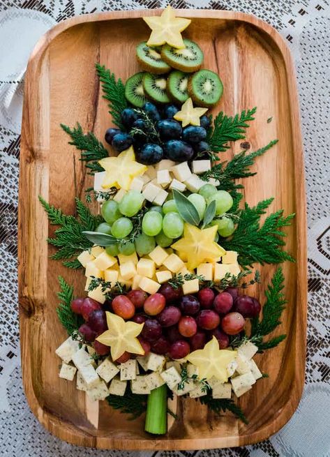 These creative holiday snack boards are sure to brighten your spirits and inspire some healthy grazing during the extra time at home. Christmas Tree Cheese Board, Tree Cheese Board, Christmas Tree Cheese, Easter Porch Decor, Christmas Tables, Easter Appetizers, Christmas Appetizers Party, Snack Board, Party Food Platters