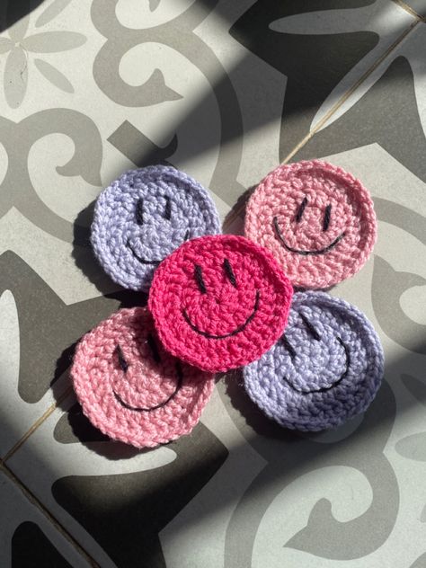 Portavasos de crochet #crochet #tejer #inspo #crocheting Crochet Smile, Smile Face, Crochet Necklace, Crochet Earrings, Crochet