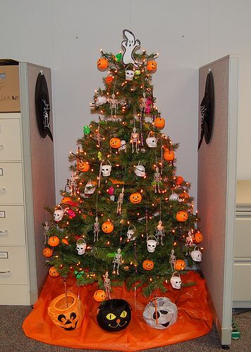 Halloween Tree! | Flickr - Photo Sharing! Diy Halloween Tree, Fall Christmas Tree, Halloween Tree Decorations, Halloween Christmas Tree, Disney Christmas Decorations, Casa Halloween, Halloween Christmas Decorations, Adornos Halloween, Holiday Tree Decorations