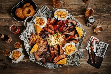 Bbq Plates Ideas, Carolina Pulled Pork, Bbq Platter, Grill Meat, Grilled Meat Recipes, Gastro Pubs, Smoked Pulled Pork, Meat Platter, Rustic Restaurant