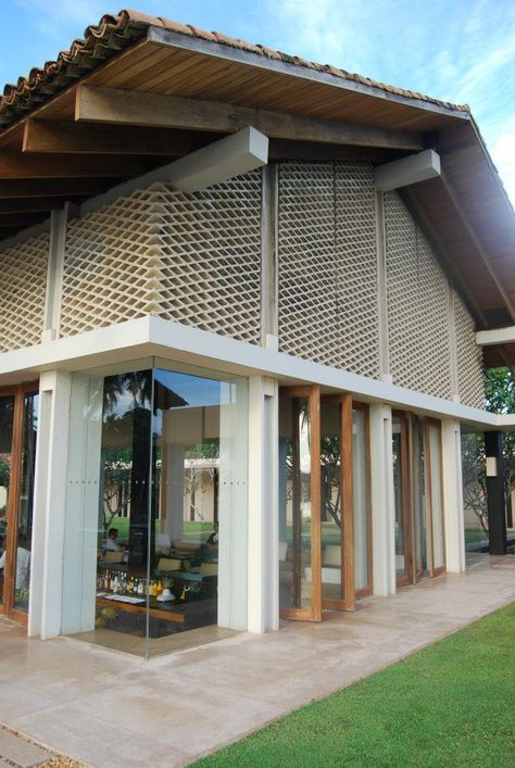 Sliding Door Design Bathroom, Aman Resort, Balcony Decorating Ideas, Modern Tropical House, Thai House, Tropical Architecture, Resort Design, Vernacular Architecture, Tropical House