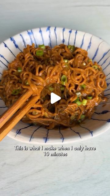 Cooking Healthy Meal on Instagram: "10 Minutes Garlic Chilli Honey Noodles👌 (Via @carolefood) This is my new favourite 10 minute meal obsession! It uses mostly store cupboard ingredients and has the perfect balance of spicy, sweet and savoury. I like to use the instant ramen noodles here, but any variety will work! ✅SERVES:1 ✅PREP TIME:5 ✅COOK TIME:5 Ingredients:👇 -100g noodles, dry weight -2 tbsp crispy chilli oil -2 garlic cloves, finely chopped -1 spring onion, finely chopped -1 tsp chilli flakes -1 tbsp white miso -1/2 tbsp light soy sauce -2 tsp dark soy sauce -1/2 tbsp apple cider vinegar (or white wine vinegar) -1 tsp hot honey / honey Method:👇 1. Cook noodles according to packet instructions. 2. Add garlic, spring onion and chilli flakes into a medium sized bowl. 3. In a sma Honey Noodles, Chilli Honey, Cheese Noodles, 10 Minute Meals, Instant Ramen, White Miso, Spaghetti Carbonara, Noodles Recipe, Healthy Meals To Cook