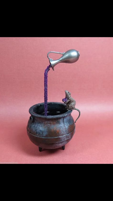 My super cauldron by Patricia Paul Witch Cabinet Ideas, Mini Witch House, Mini Cauldron Decoration Ideas, Mini Cauldron Ideas, Mini Cauldron, Miniature Witches Cauldron Diy, Ornament Cauldron, Miniature Cauldron, Harry Potter Dolls