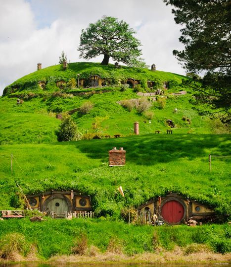 Casa Do Hobbit, Hobbit Holes, Hobbit Houses, Lord Of The Rings Trilogy, Casa Hobbit, Earth Sheltered, Underground Homes, Hobbit Hole, Hobbit House