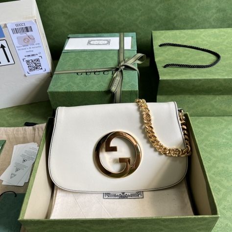 Chloe Faye, Essential Bag, Green Leather, Chain Strap, Wallet Case, Classy Outfits, Gucci Bag, Fashion Games, Luxury Bags