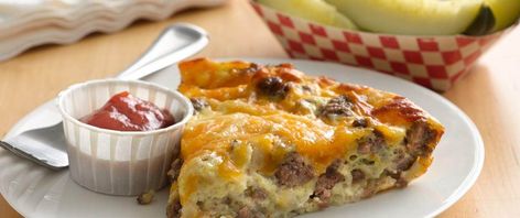 Bake the magic of a cheeseburger in pie form—it's impossibly easy! Impossibly Easy Cheeseburger Pie, Cheeseburger Pie, Bisquick Recipes, Cheese Burger, God Mat, Corn Dogs, Betty Crocker, Beef Dishes, Ground Beef Recipes