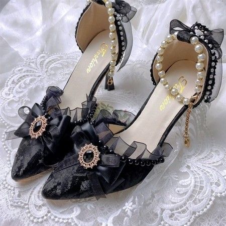 Old Heels Aesthetic, Princess Shoes Black, Royal Shoes Aesthetic, Medieval Shoes Women Royal, Manhwa Heels, Victorian Shoes Women, Royal Heels, Vampire Shoes, Victorian Heels