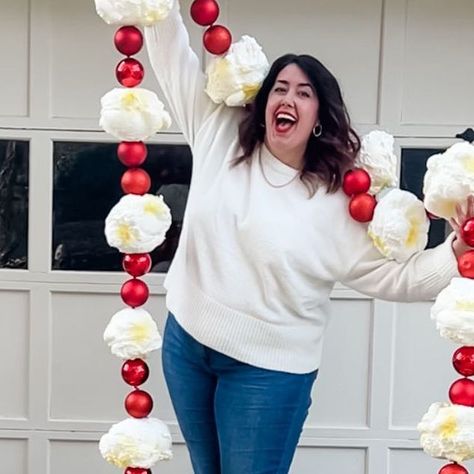 Diy Spray Foam Christmas Decorations, Diy Popcorn Garland Spray Foam, Diy Giant Popcorn Garland, Faux Popcorn Garland Diy, Giant Popcorn Box Diy, Large Popcorn Garland Diy, Giant Ornaments Diy, Spray Foam Crafts Ideas, Spray Foam Popcorn