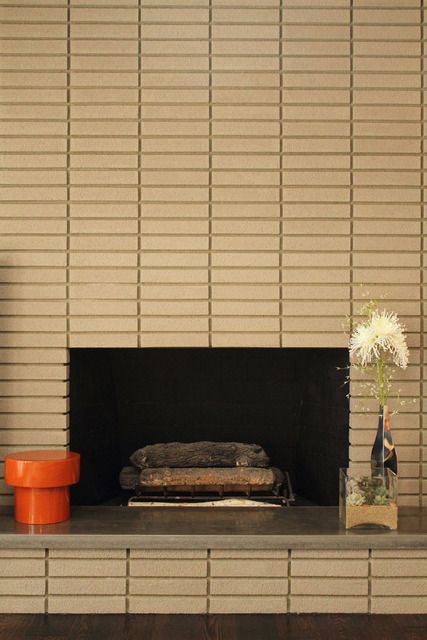 Mid-Century Mod fireplace.   Hmmm, maybe we could build out the fireplace wall to look more like this. Retro Brick Fireplace, Mid Century Brick House Exterior, 60s Fireplace Makeover, 60s Fireplace, Midcentury Fireplace, Fireplaces Modern, Mid Century Modern Fireplace, Mid Century Fireplace, Fireplace Hearth