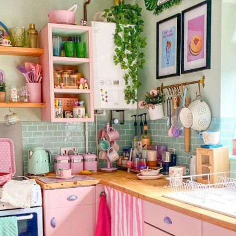 Pink And Green Kitchen, Girly Kitchen, Pastel Kitchen, Kitschy Kitchen, Pastel House, Kitchen Decor Ideas, Apartment Decor Inspiration, Pink Kitchen, Cute Home Decor