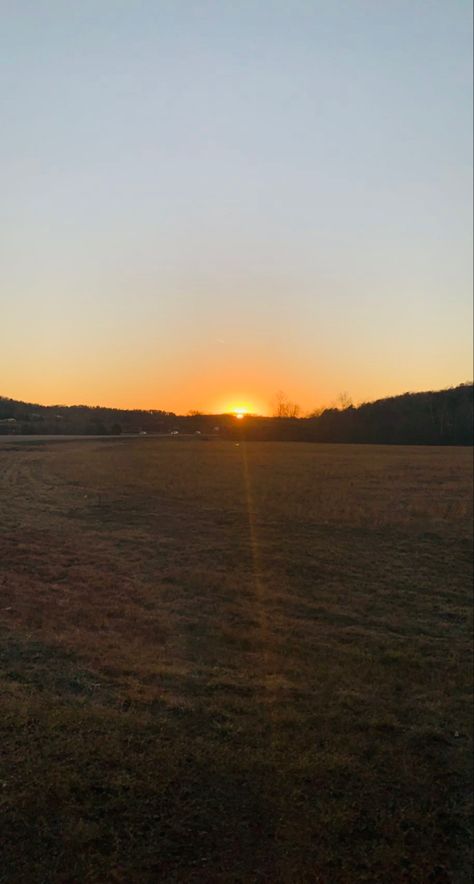 country sunset Sunsets On A Farm, Background Sunset, Aesthetic Country, Country Sunset, Sunset Skies, Wallpaper Sunset, Water Sunset, Photography Sunset, Sunset Background