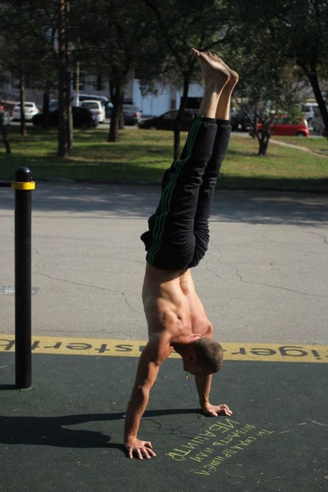 handstand Handstand Poses, Calisthenics Handstand, Gesture Poses, Manifesting Vision Board, Poses Reference, Handstand, Calisthenics, Horror Art, Fitness Goals