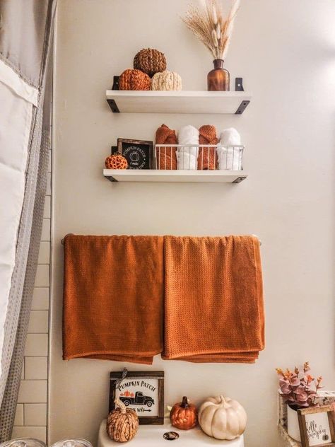 Fall Bathroom Decor Ideas, Fall Apartment Decor, Fall Bathroom Decor, Halloween Decor Diy, Fall Bathroom, Fall Room Decor, Fall Bedroom Decor, Decor Ideas Bedroom, Easy Fall Decor