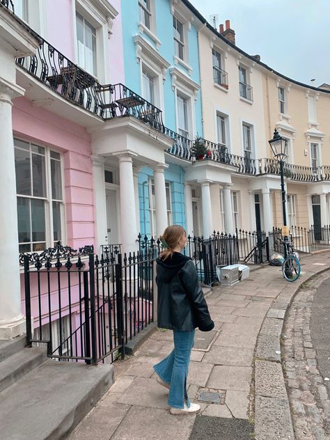 Primrose Hill London Aesthetic, Notting Hill Photo Ideas, Notting Hill London Aesthetic, Notting Hill Outfit, London Inspo Pics, Notting Hill Aesthetic, New York Life Aesthetic, London Girl Aesthetic, Double Decker Bus London