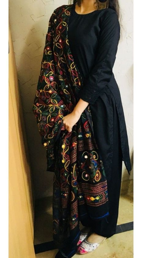 Ethnic Aesthetic, Zara Khan, Glowy Makeup Look, Fashion Startup, Indian Dress Up, Black Kurti, Phulkari Dupatta, Simple Style Outfits, Lehenga Suit