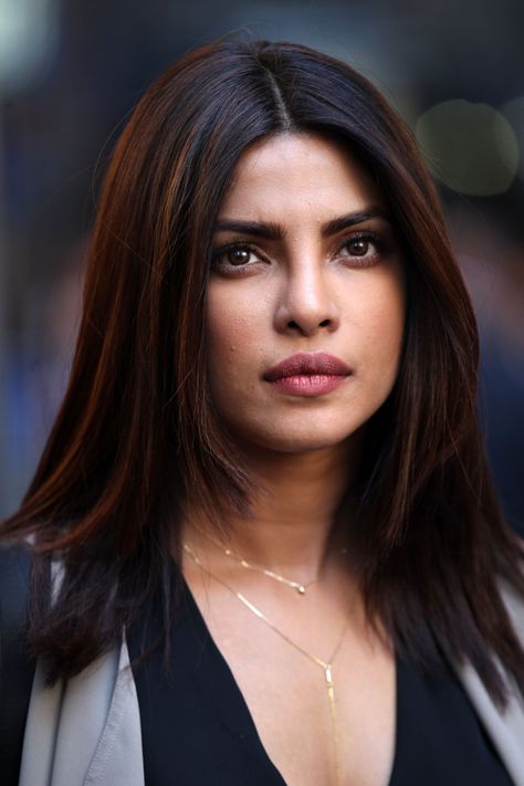 Priyanka Chopra Swings Into Action on the Set of Quantico Season 2 Priyanka Chopra Hair, Priyanka Chopra Makeup, Bronze Hair Color, Actress Portrait, Indian Hair Color, Bronze Hair, Fashion Fantasy, Hair Color Highlights, Disha Patani