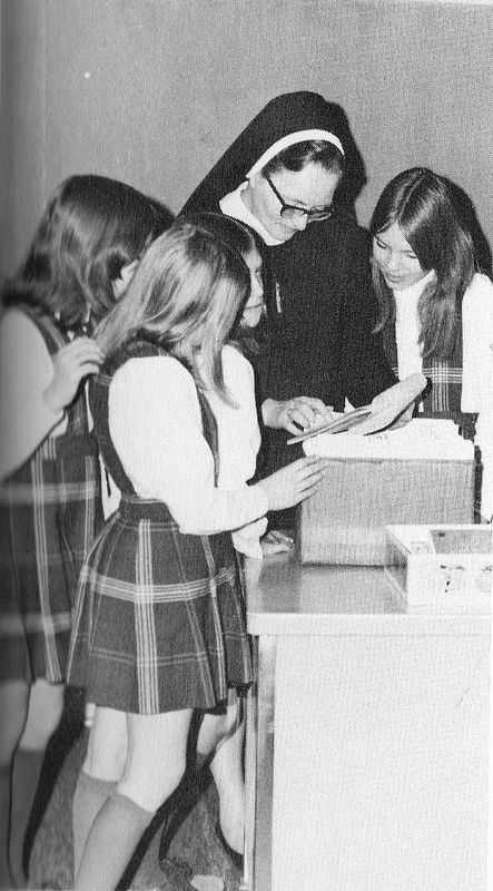 Sister with Catholic School Students 1970's | par Patricksmercy Harriet Smith, Catholic School Uniforms, England School, Private School Uniforms, Pleated School Skirt, School Skirt, School Wear, Uniform Dress, Classic Skirts