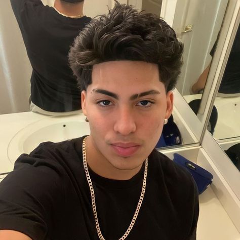 Teen Guy Hairstyles, Latino Haircuts, Mexican Haircuts, Short Slicked Back Hair, Hispanic Hairstyles, Low Fade Curly Hair, Mexican Guys, Gentleman Haircut, Boys Fade Haircut