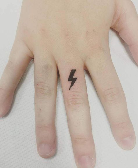 Unique Tattoos Black Women, Tattoo For Boyfriend, Cute Finger Tattoos, Christian Sleeve Tattoo, Small Finger Tattoos, Finger Tattoo For Women, Chic Tattoo, Ring Finger Tattoos, Finger Tattoo Designs