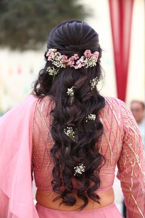 Dulhan Hairstyles Indian Bridal Open Hair, Hairstyles With Fresh Flowers, Hairstyles On Saree, Wedding Brainstorming, Engagement Hair, Wedding Hairstyles For Short Hair, Reception Hairstyles, Lehenga Hairstyles, Wedding Hair Trends