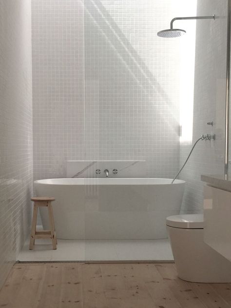 Bathtub Shower Combo, Bad Inspiration, Stunning Bathrooms, Bathroom Shower Tile, White Bath, Tub Shower Combo, Upstairs Bathrooms, Main Bathroom, Bathroom Layout