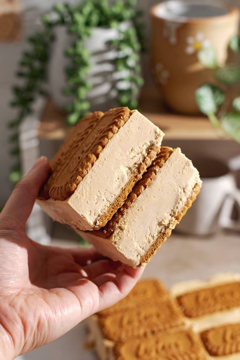 These biscoff ice cream sandwiches feature no-churn biscoff ice cream sandwiched in between biscoff cookies. They're super easy to make and you only need 4 ingredients! #biscoff #icecreamsandwiches #nobakedesserts | teakandthyme.com Homemade Biscoff, Biscoff Ice Cream, Oreo Ice Cream Sandwich, Easy Ice Cream Sandwiches, Pumpkin Recipes Dinner, Homemade Ice Cream Sandwiches, Biscoff Recipes, Ice Cream Sandwiches Recipe, Caramel Treats