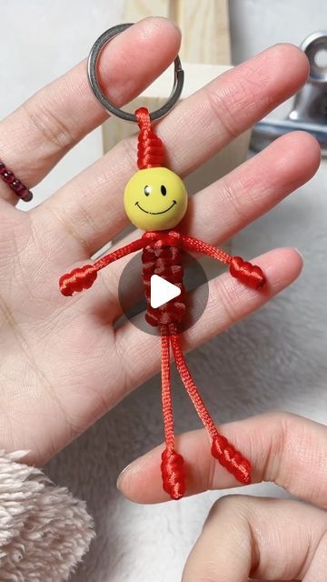 Macrame Key Ring, Handmade Key Chains, Instagram Tutorial, Crafts Jewelry, Diy Keychain, Diy Crafts Jewelry, Diy Bracelet, Metal Ring, Key Chains