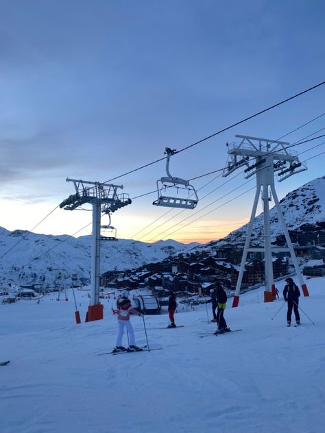 Down Hill Skiing, Switzerland Skiing Aesthetic, Val Thorens Aesthetic, Val Thorens Ski, Swiss Skiing, French Alps Winter, Skiing Italy, Ski Resort Aesthetic, Swiss Alps Winter