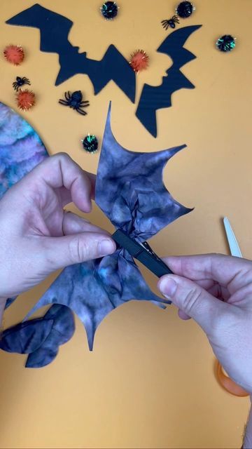 Timm Sevitz on Instagram: "🦇 This is the easiest coffee filter halloween vampire bat art craft activity for kids. All you need is a coffee filter, @crayola washable markers, spray bottle, scissors, googly eyes and paint. It’s a great not so scary halloween craft activity. Make these easy bats at your halloween party, give them as party favors or place settings. #halloween #bat #kidscrafts #halloweencraft" Scary Halloween Crafts, Cheesecloth Ghost, Halloween Craft Activities, Halloween Crafts To Sell, Mobile Craft, Bat Art, Halloween Vampire, Washable Markers, Halloween Diy Crafts