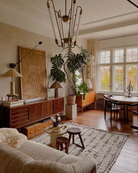 Theodora Melnik, 60s Interior, 70s Interior, Mid Century Interior, Mid Century Living Room, Mid Century Modern Living Room, Retro Interior, Apartment Decor Inspiration, Spring Home Decor