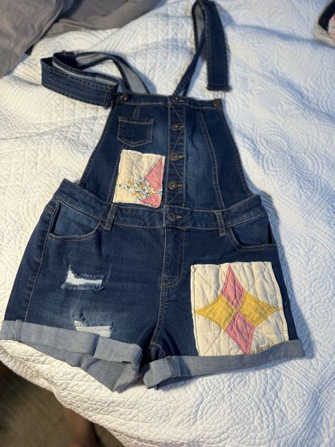 Super unique and comfortable overalls with added flair from a quilt that was hand-stitched in the late 1800's. Size is M but fits closer to a S in my opinion. material is very stretchy. Overall With Patches, Comfortable Overalls, Vintage Patchwork Overalls, Vintage Denim Overalls With Patchwork, Vintage Dark Wash Overalls With Pockets, Vintage Cotton Overalls, Upcycled, Womens Denim Overalls, Overalls Outfit, Womens Denim