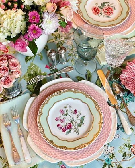 Deborah - Addicted to china on Instagram: "A throwback photo for this busy Sunday morning🌸 I was able to source many of these items, visit @addictedtochina on the @shop.LTK app to shop this table, link in stories and bio 🌸 . . . . . #victoriamagazine #grandmillennial #mytradhome #replacementsltd #tablesetting #tablescape #blueandwhiteforever #grandmillenial #grandmillenialstyle #Bordallopinheiro #majolicapottery #cabbageware #cabbageplates #Vintagesilverware #mymixandmatchmonday #itsallinthemi Grandmillenial Style, Green China, Creative Tables, Majolica Pottery, Table Setting Decor, Dinner Decoration, Pretty Tables, Table Set Up, Vintage Silverware