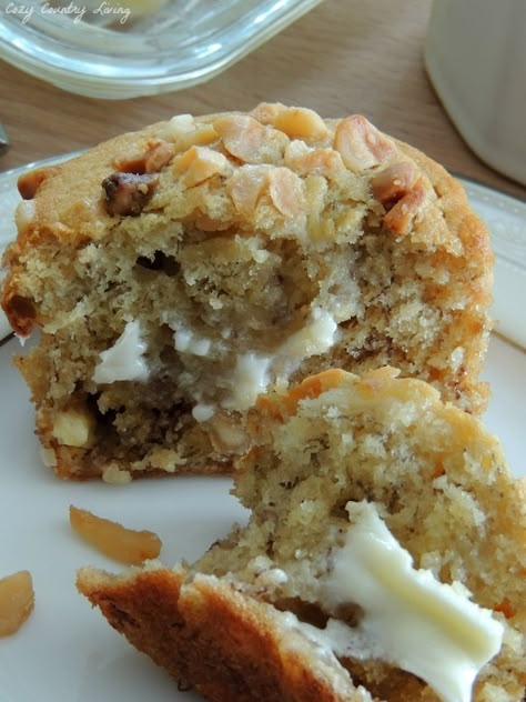 Banana & Macadamia Nut Muffins with Butter Macadamia Nut Muffins, Muffins With Butter, Macadamia Nut Recipes, Macadamia Nut Pancakes, Macadamia Nut Butter, Nut Muffins, Nut Recipes, Cakes Recipes, Coffee Cakes