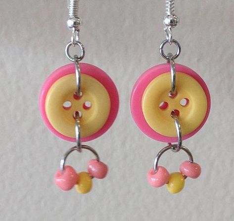 Diy Buttons, Gold Dangle Earrings, Button Art, Funky Jewelry, Button Jewelry, Button Earrings, Handmade Jewelry Diy, Button Crafts, Diy Crafts Jewelry