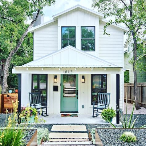 I ❤️ everything about 'this little cottage. The front porch, green door and cute walkway all invite you in. 🏡 📸 credit @homebunch #cottage #homedesign #realtorlife #frontporch #frontdoor #welcomehome White Exterior Paint Colors, Small Cottage Designs, White Exterior Paint, White Exterior Houses, Tiny House Exterior, Farmhouse Exterior Design, Best White Paint, Best Tiny House, Pintura Exterior