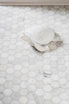 White Hexagon Tile Bathroom, Marble Tile Bathroom Floor, Hexagon Tile Bathroom Floor, Hexagon Tile Bathroom, White Hexagon Tiles, Marble Bathroom Designs, Marble Bathroom Floor, Bathroom Needs, All White Bathroom