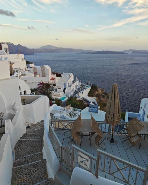 The one where my hair gradually gets bigger in every photo 🤣 #oía #oia #ootd #oiasantorini #oiasunset #santorinigreece #santorini #greece #sunset #honeymoon #monicagellerhair Honey Moon Greece, Greek Honeymoon, Honeymoon In Greece, Greece Honeymoon, Oia Santorini, Dream Honeymoon, Travel Inspiration Destinations, Future Love, Honeymoon Travel