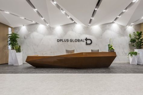 Dplus Global Offices - Guangzhou - Office Snapshots Trendy Ceiling Design, Modern Ceiling Design Ideas, Modern Ceiling Design, Reception Area Design, Decoration Hall, Office Reception Design, Ceiling Design Ideas, Reception Desk Office, Lobby Interior Design