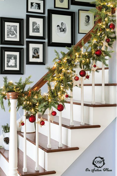 DIY Christmas Stairway Garland with white lights, stars and red balls. Xmas Stairs, Stair Garland, Christmas Banister, Christmas Party Decorations Diy, Christmas Stairs, Christmas Entry, Diy Christmas Party, Chirstmas Decor, Christmas Staircase