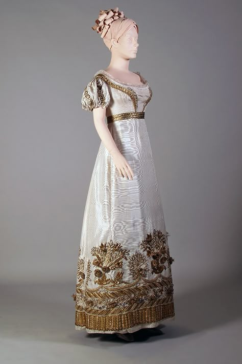 Gold embroidery on a court dress and train | Kent State University Museum 1820s Fashion, Regency Era Fashion, Kent State University, Kent State, 1800s Fashion, Court Dresses, Regency Dress, Regency Fashion, Old Dresses