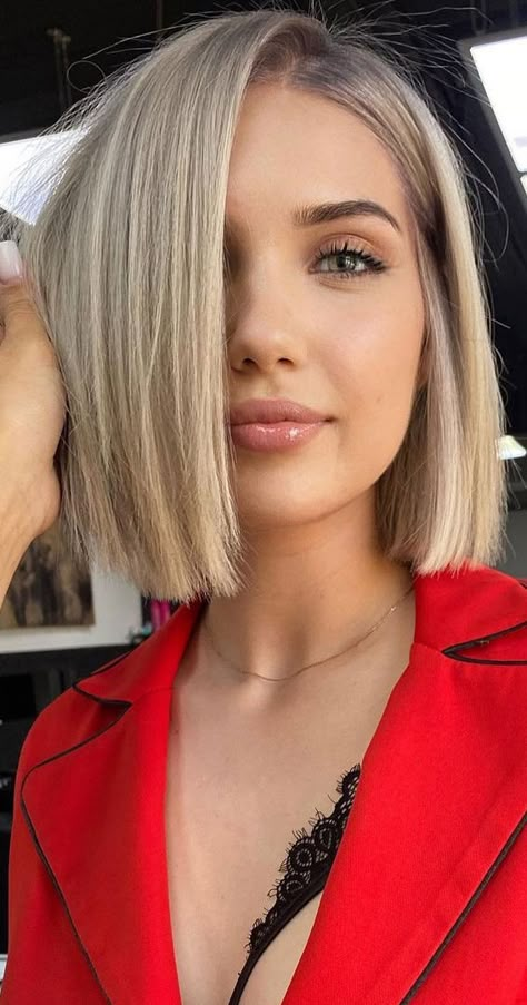 35 Sleek and Chic Bob Hairstyles : Dirty Blonde Blunt Bob Straight Bob Haircut, Kort Bob, Blonde Bob Haircut, Short Blonde Bobs, Taper Fade Haircut, Blonde Bob Hairstyles, Chin Length Hair, Blonde Hair Inspiration, Haircuts Straight Hair