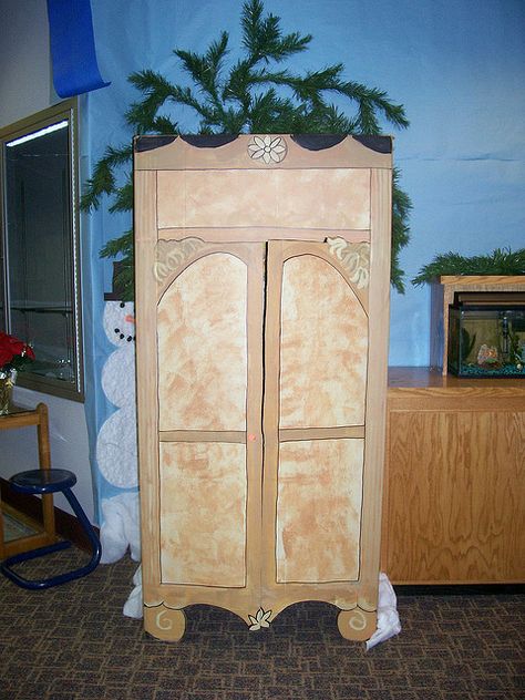 Narnia Wardrobe made from a refridgerator box! Drama Decorations, Narnia Classroom, Narnia Movie, Narnia Birthday, Narnia Party, Narnia Wardrobe, Narnia Costumes, Lion Witch Wardrobe, Girly Party Ideas