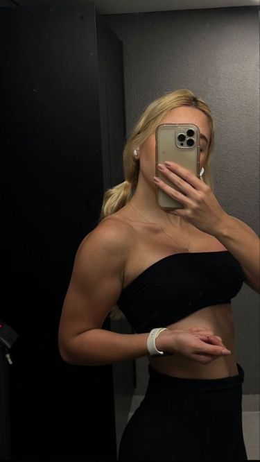 Gym Rat Girl Aesthetic, Muscular Girl Aesthetic, Gym Poses Selfies, Gym Goals For Women, Leanadeebb Photos, Women Gym Aesthetic, Gym Women Aesthetic, Muscle Mommy Aesthetic, Gym Rat Aesthetic