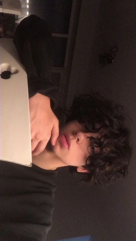 Curly Hair Boyfriend, Guy Types, Curly Hair Guys, Story Photo Ideas, Curly Hair Boys, Messy Hair Boy, Aesthetic Pic Ideas, Boy Type, Messy Curly Hair