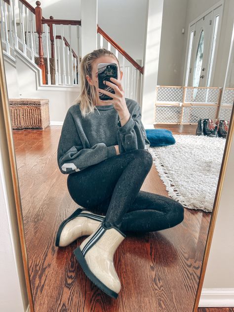 Girl wearing clear sherpa Ugg boots and black leggings with grey sweatshirt Ugg Clear Mini Boots Outfit, Clear Uggs Outfit, Sherpa Boots Outfit, Clear Uggs, Clear Outfit, Ugg Clear, Sherpa Boots, Uggs Outfits, Clear Boots