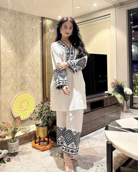 Short Kameez With Shalwar, Pakistani Night Suit, Pakistani Suits Casual, Kashmiri Kurta, Kurti Aesthetic, Latest Traditional Dresses, Simple Dress Casual, Simple Kurti, Pakistani Fashion Casual